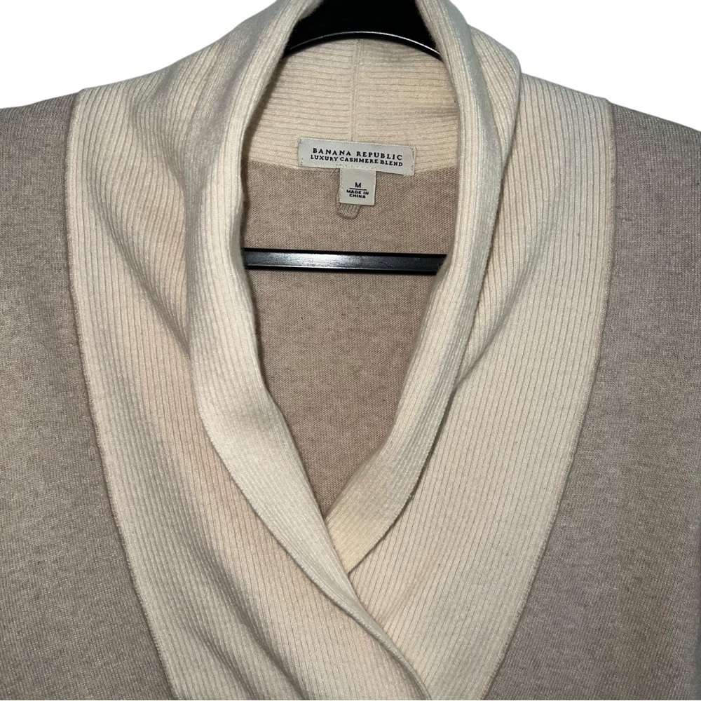 Banana Republic Luxury Cashmere Blend Sweater Size Medium - Picture 3 of 9